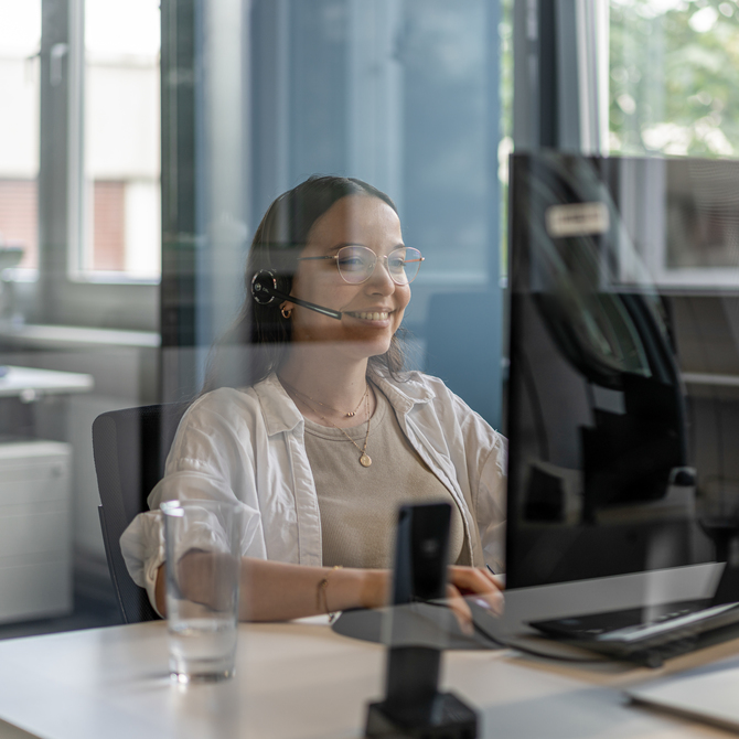 Glücklicher Mensch im Büro.